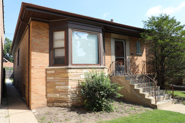 Property Photo:  2530 W Pratt Boulevard  IL 60645 