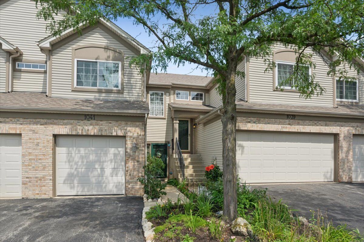 Property Photo:  1041 Park Hill Circle 1041  IL 60502 