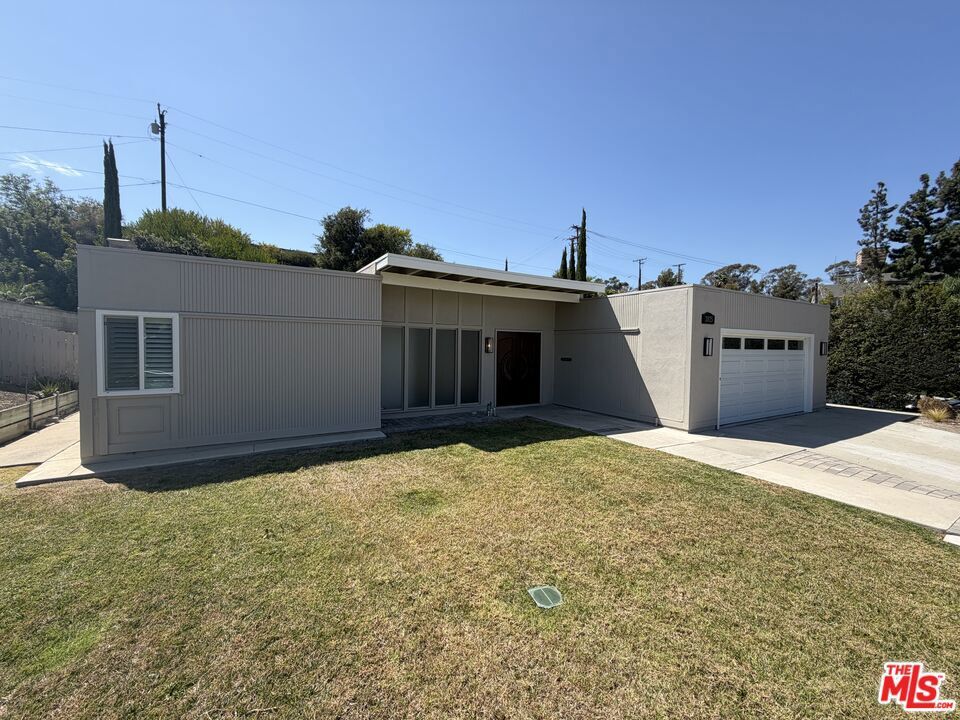 Property Photo:  2025 Via Mirada  CA 92833 