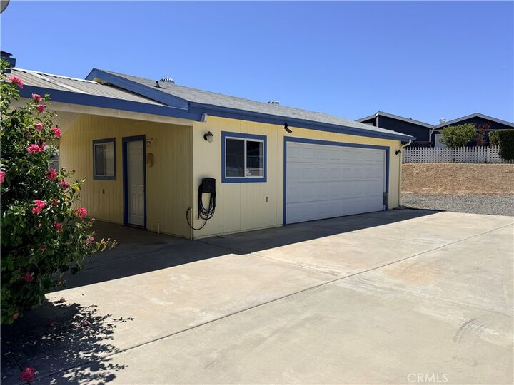 Property Photo: 38055 Calle Amigable CA 92563