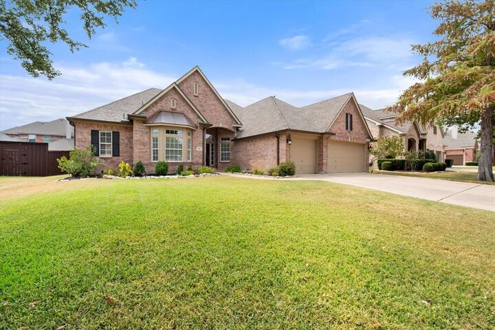 Property Photo:  1815 Lakes Edge Boulevard  TX 76063 