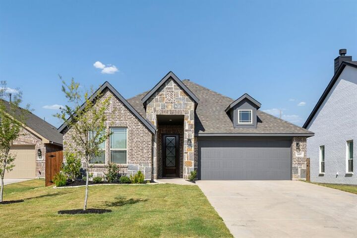 Property Photo: 609 Pawprint Hollow TX 76044
