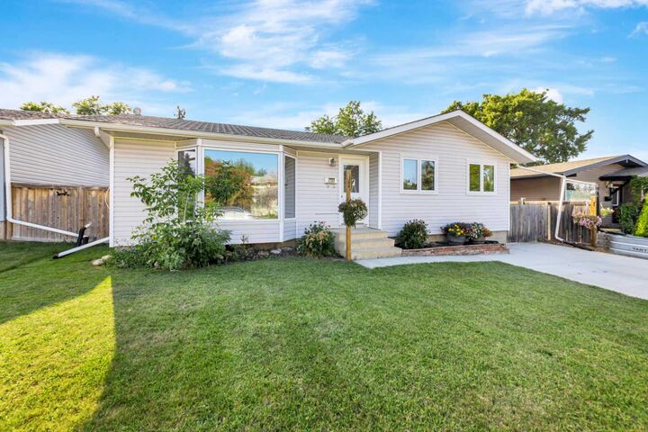 Property Photo: 3208 54 Avenue AB T9V 1H2