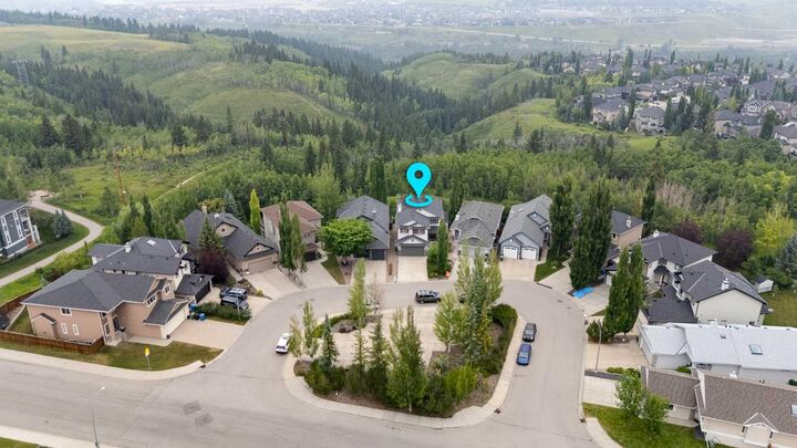 Property Photo: 32 Valley Crest Gardens NW AB T3B 5W8