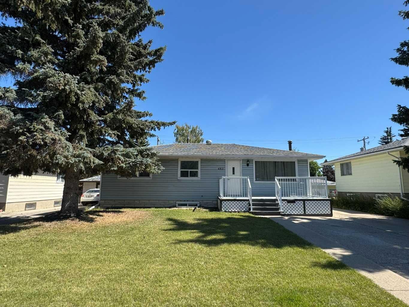 Property Photo:  4312 45 Street SW  AB T2E 3W1 