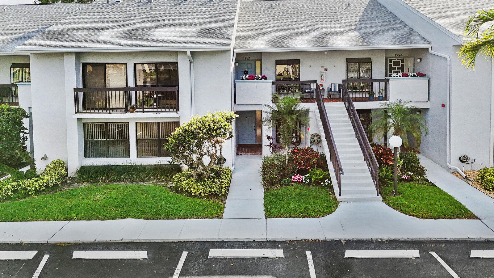 Property Photo: 5186 Golfview Court 1913 FL 33484