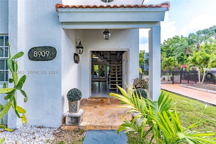 Property Photo: 8909 SW 108th Cir Ct FL 33176