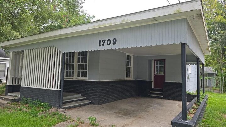 Property Photo: 1709 13th Street LA 70601