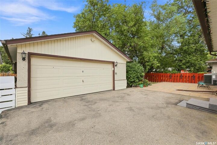 Property Photo:  16 Yarnton Crescent  SK S4R 4A2 