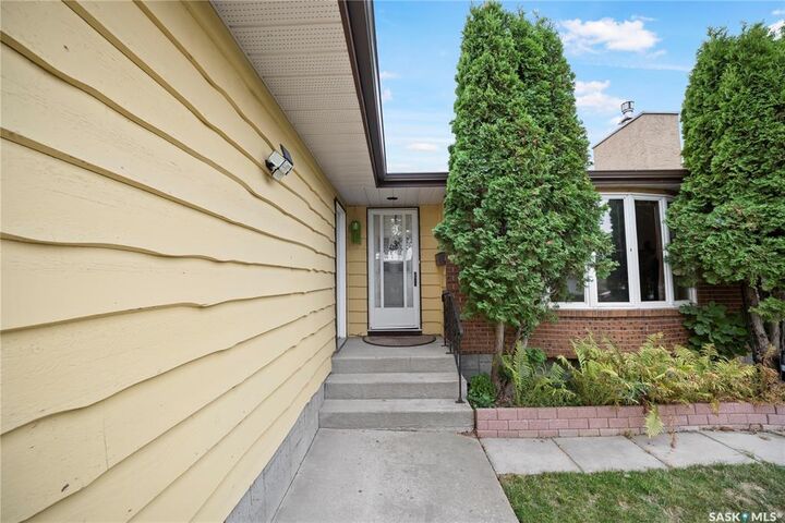 Property Photo: 146 Alport Crescent SK S4R 7Y6