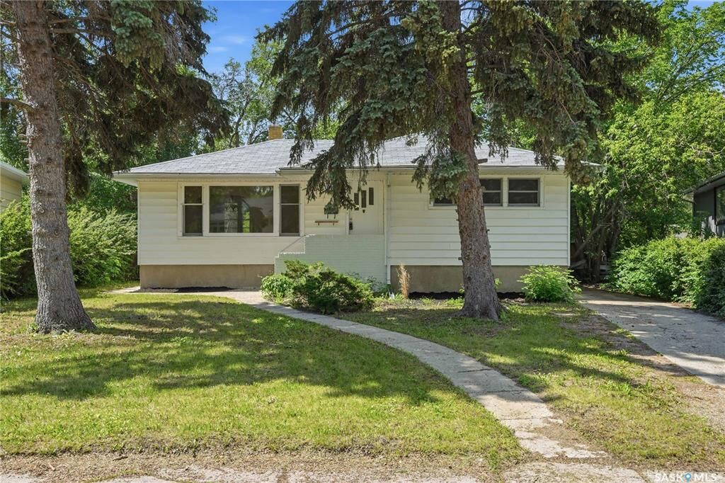 Property Photo: 2928 Queen Street SK S4S 2E4
