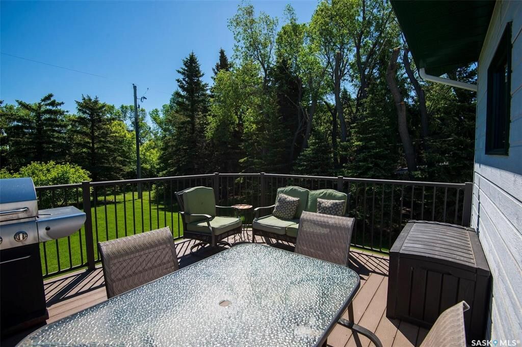 Property Photo:  447 1st Street E  SK S0K 0G0 