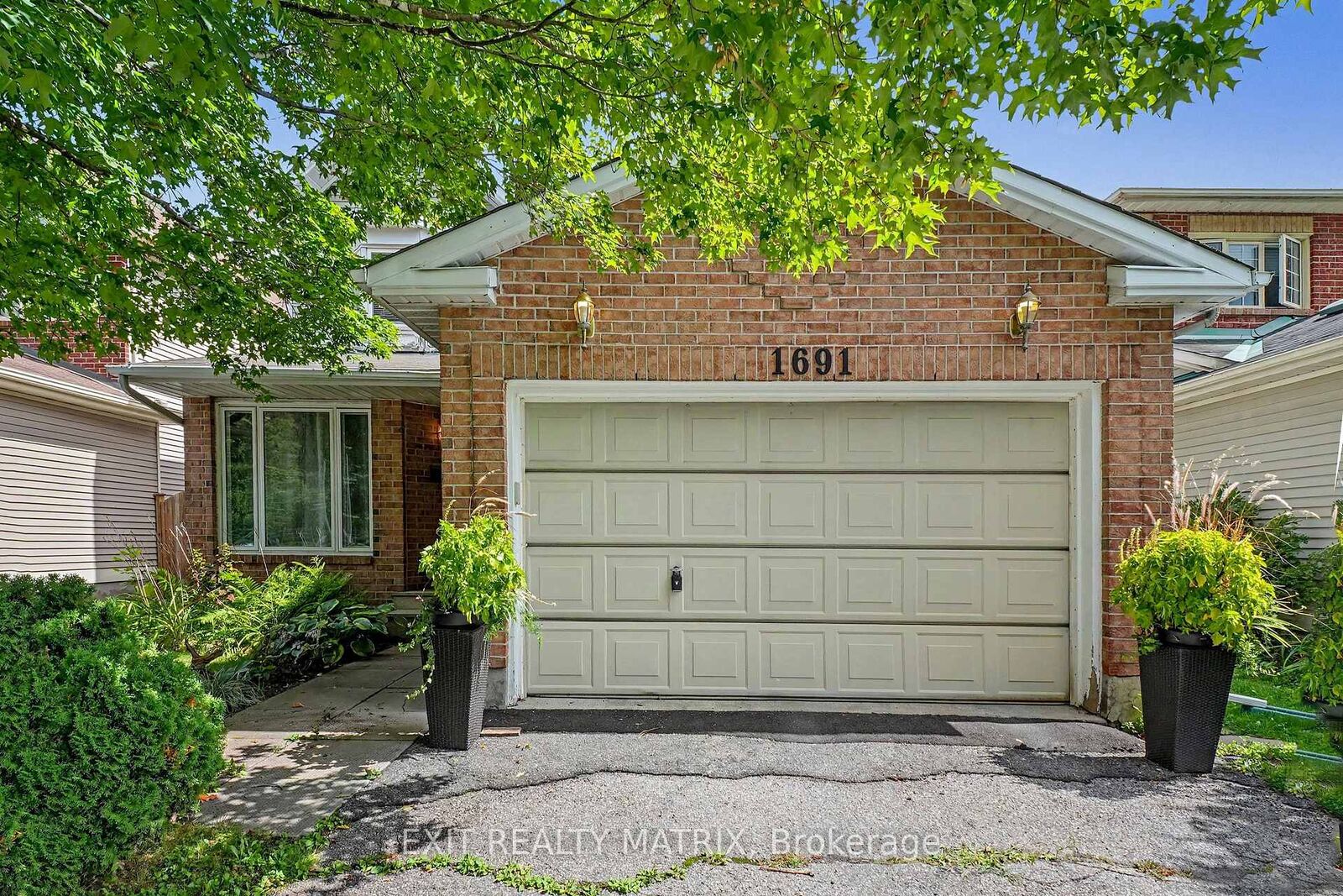 Property Photo: 1691 Hunters Run Drive ON K1C 6X3