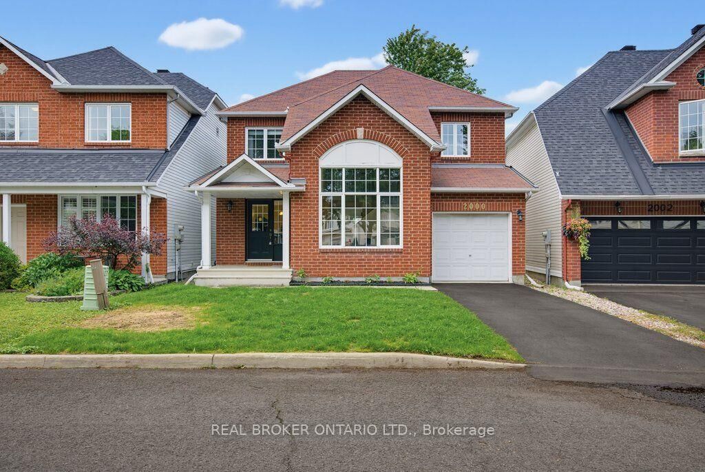 Property Photo: 2000 Oakbrook Circle ON K1W 1H4