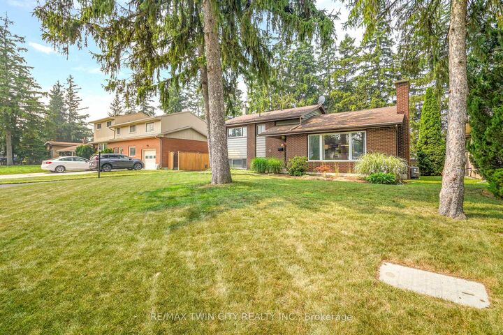Property Photo: 10 Brier Crescent ON N3R 3M6