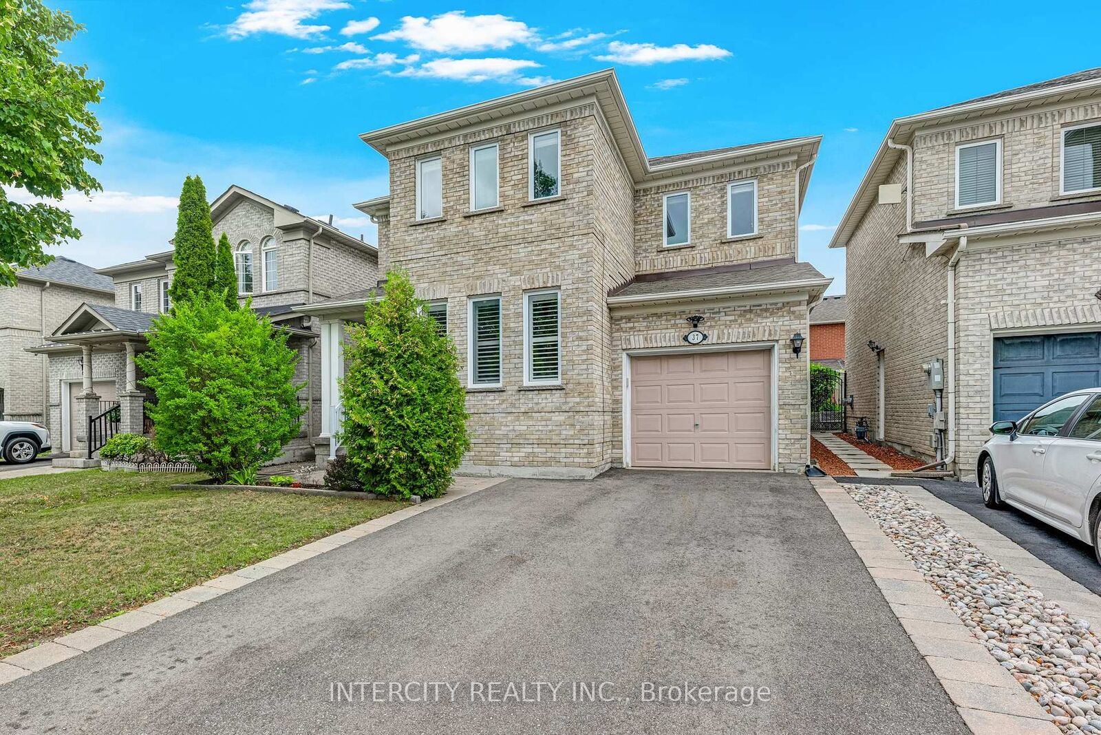 Property Photo: 37 Redfinch Crescent ON L4H 2C5