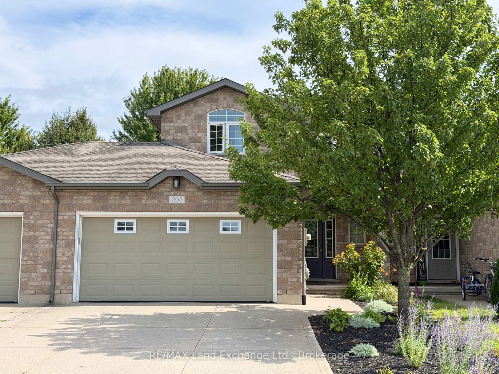 Photo de la propriété:  203 Stickel Street  ON N0H 2C1 