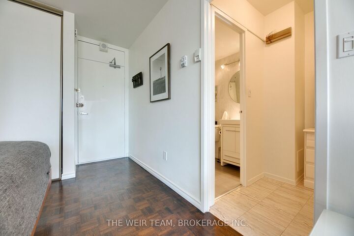 Property Photo: 40 Homewood Avenue 905 ON M4Y 2K2