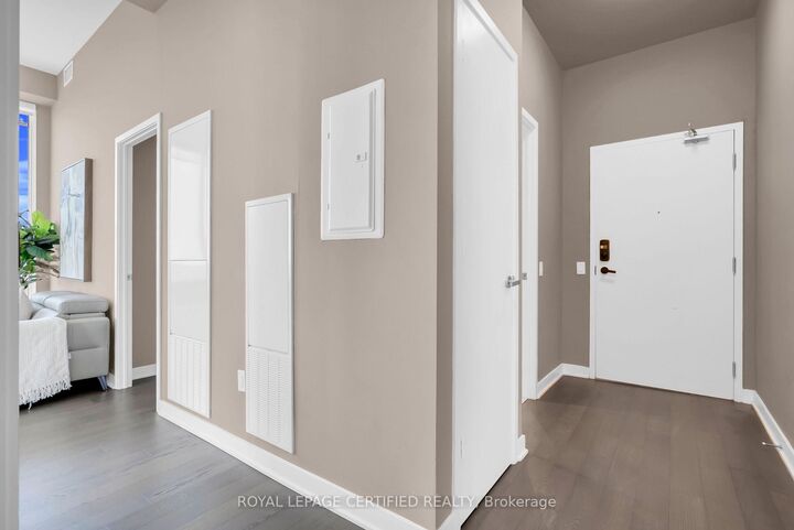 Property Photo:  3900 Confederation Parkway 5907  ON L5B 0M3 