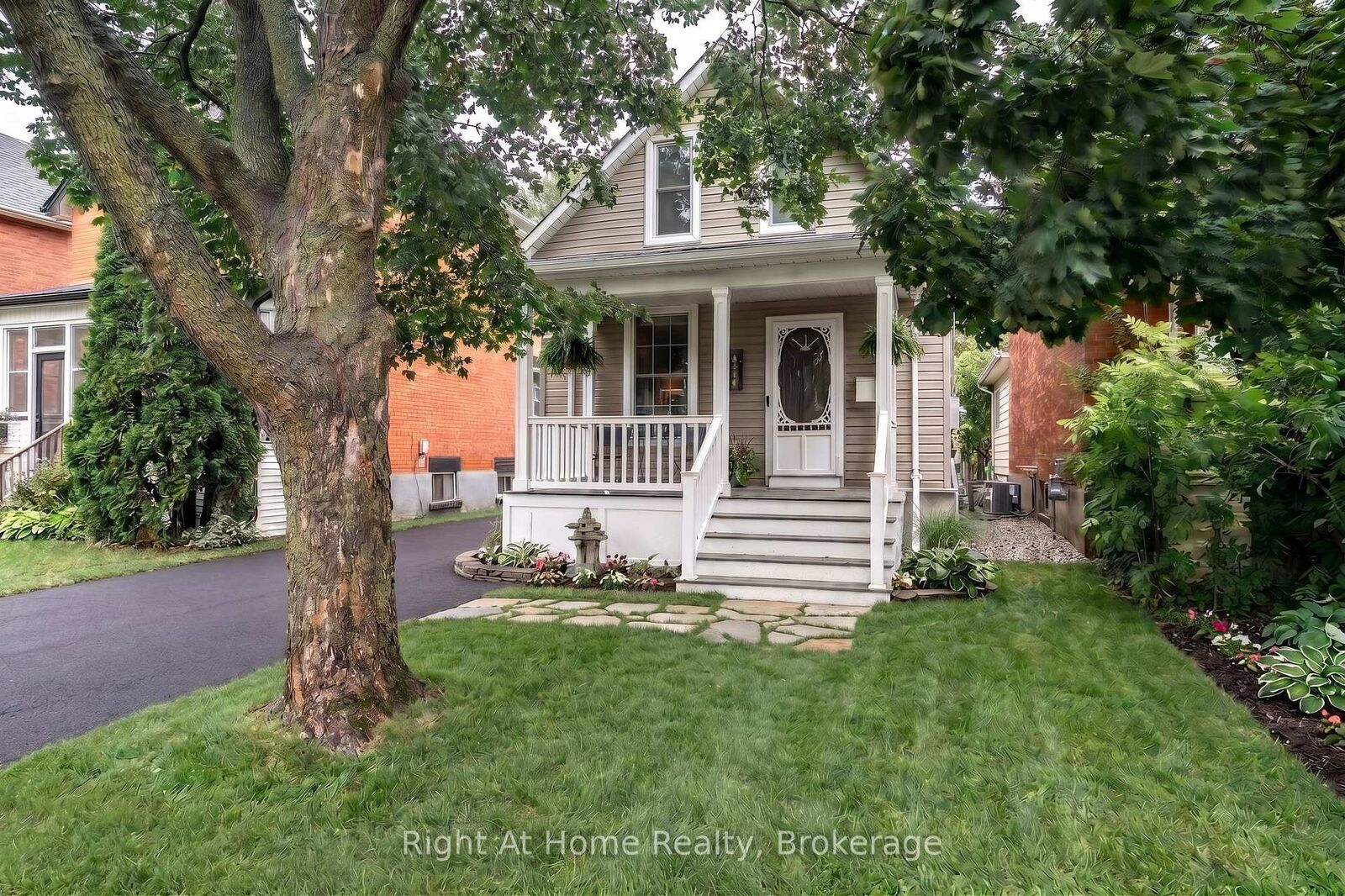 Property Photo:  386 Albert Street  ON N5A 3L1 