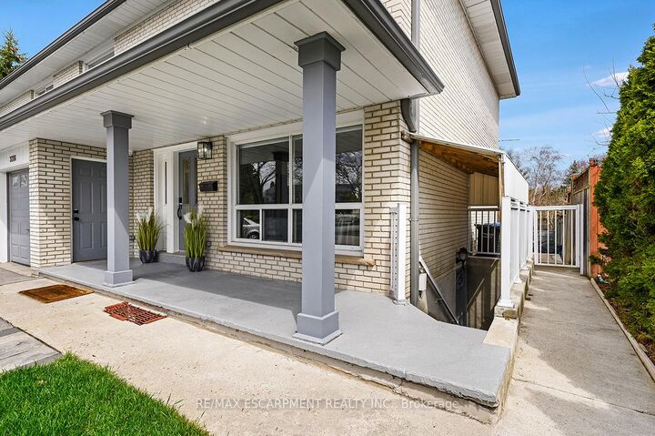 Property Photo: 3726 Holden Crescent ON L5A 2V8
