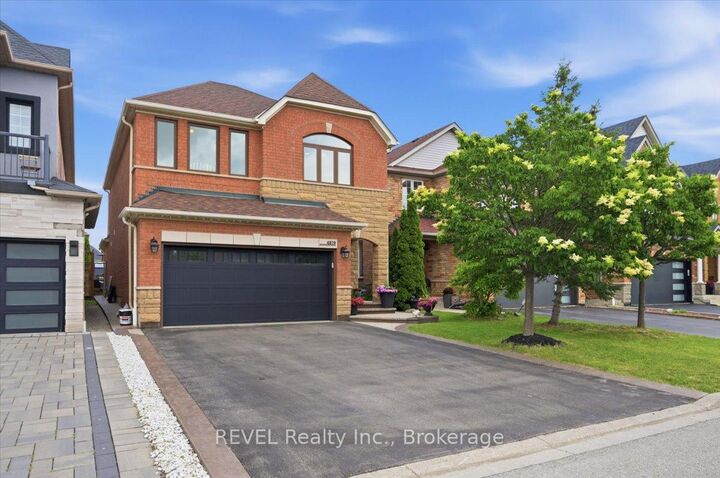 Property Photo: 4819 Bloomburg Drive ON L5M 7K4