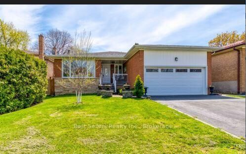 Property Photo: 12 Bowshelm Court ON L5N 1K1