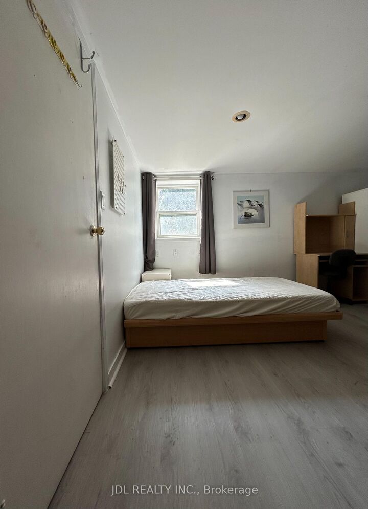 Property Photo:  186 Wilfred Ave Avenue Renovated Master Bedroom  ON M2N 5C9 