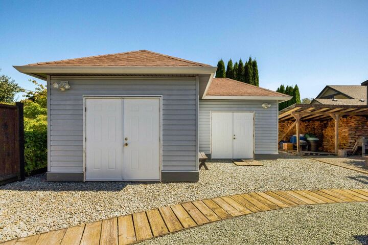 Property Photo:  460 Bundock Ave  BC V9L 3P4 