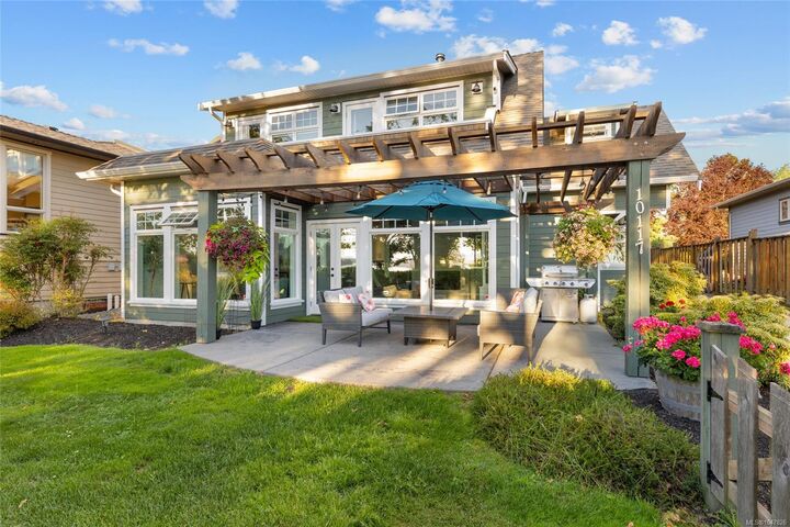 10117 West Saanich Rd — photo 1