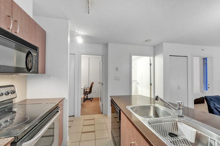 Property Photo: 610 Granville Street 1506 BC V6C 3T3