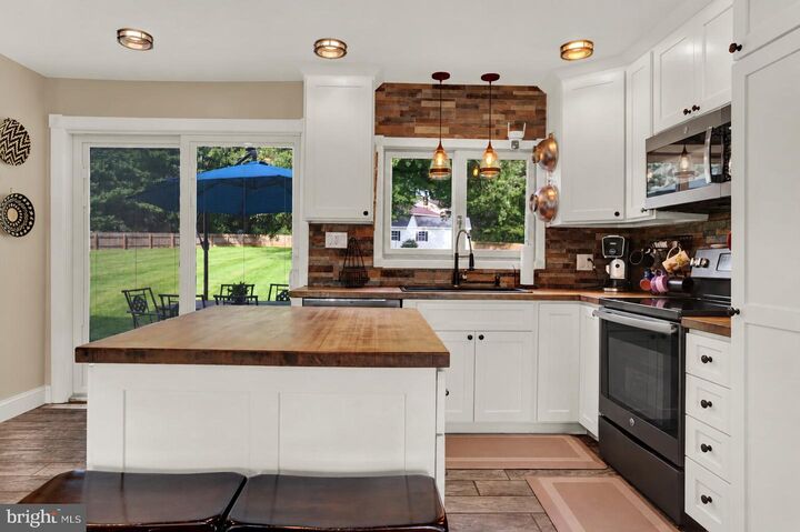 Property Photo:  140 Den Mar Drive  PA 17532 