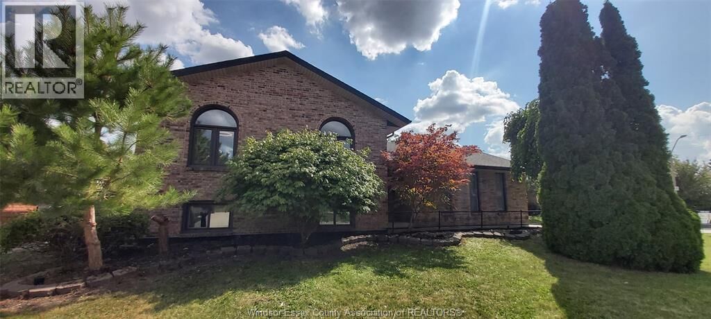 Property Photo:  8339 Kingston Crescent  ON N8S 4R7 
