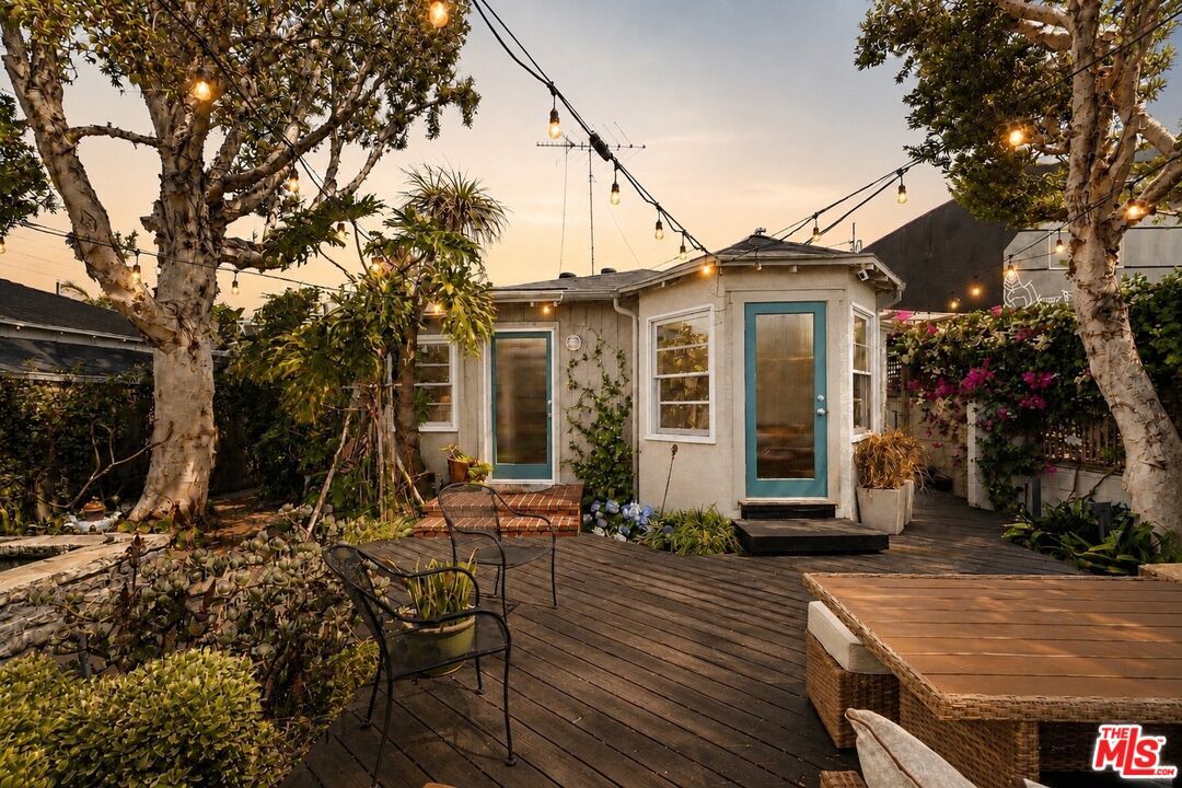 Property Photo:  1216 Elm St  CA 90291 