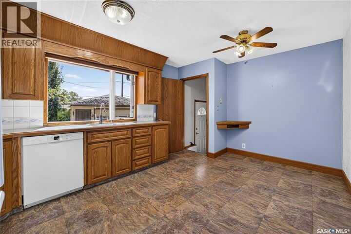 Property Photo: 27 Ellison Crescent SK S4R 4V4