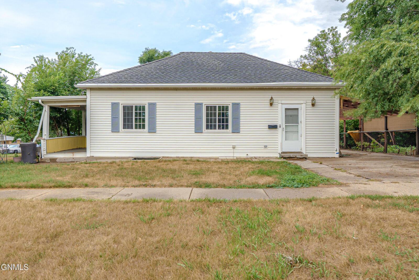 Property Photo:  702 Avenue A W  ND 58501 