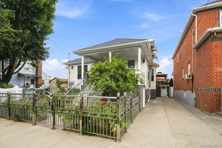 Property Photo:  1366 Siegfried Place  NY 10465 