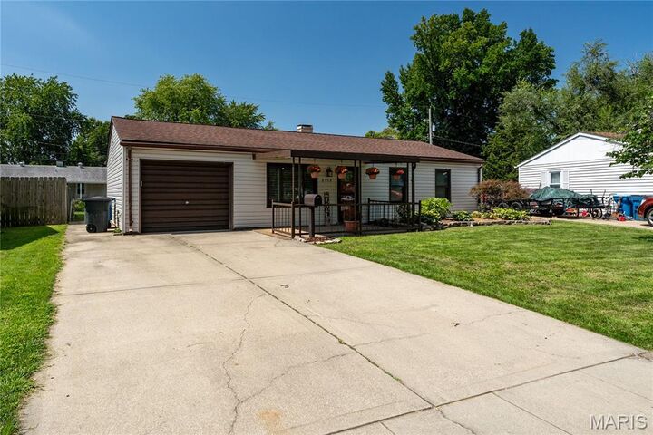 Property Photo: 2913 Saratoga Street IL 62040