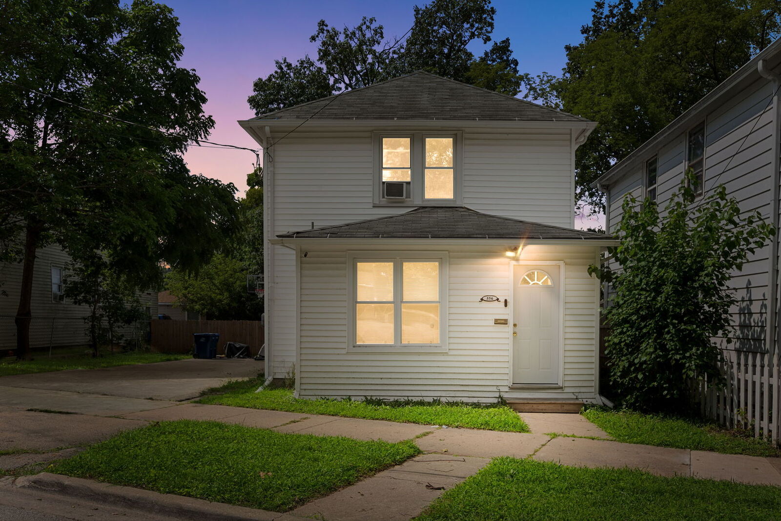 Property Photo:  556 Caroline Place  IL 60085 