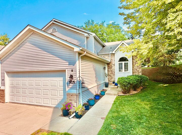 Property Photo:  915 Kimberly Lane  MN 55317 