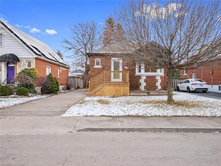 Property Photo:  51 Woodbridge Road  ON L8K 3C8 