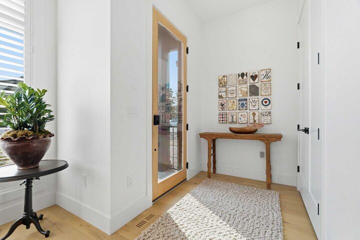 Property Photo:  2609 35 Street SW  AB T3E 2Y3 