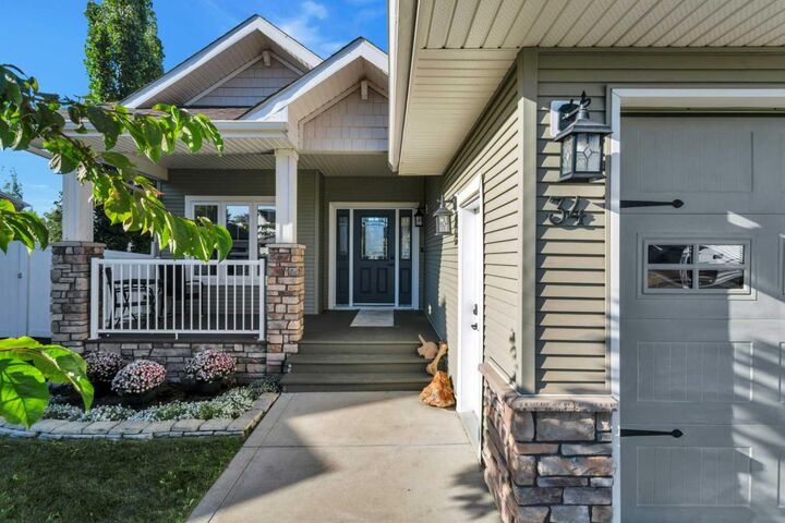 Property Photo: 34 Rosewood Rise AB T4S 0G1