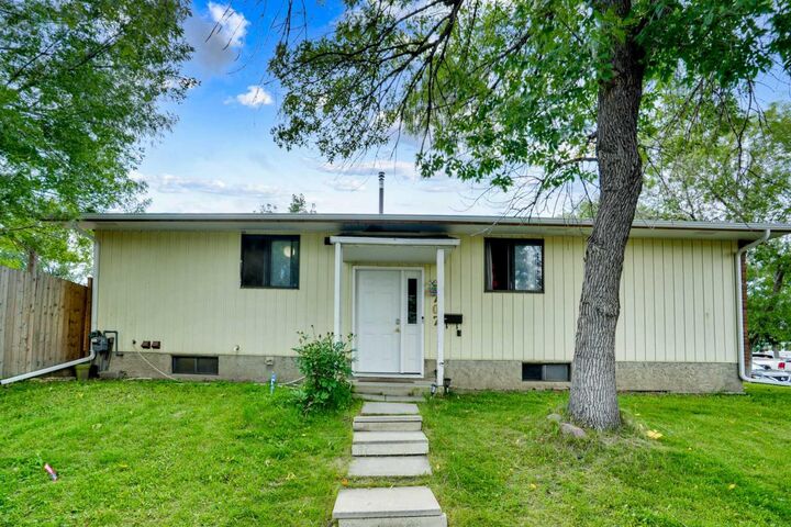 Property Photo:  707 Whitehill Way NE  AB T1Y 3E6 