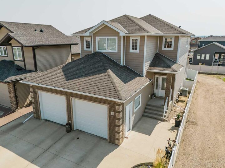1 Hamptons Close SE — photo 1