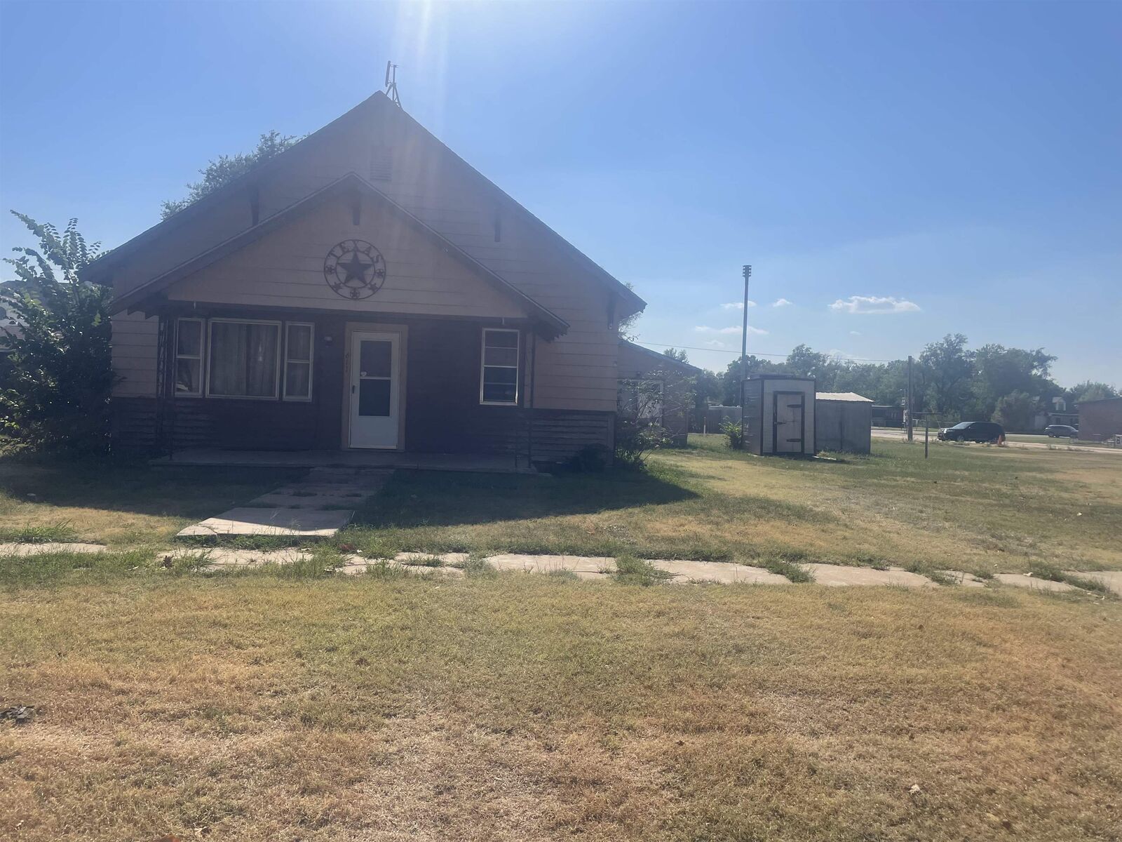 Property Photo:  611 N Blaine  KS 67009 