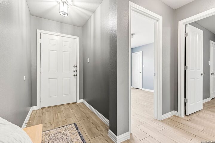 Property Photo:  229 Hereford St  TX 78108 