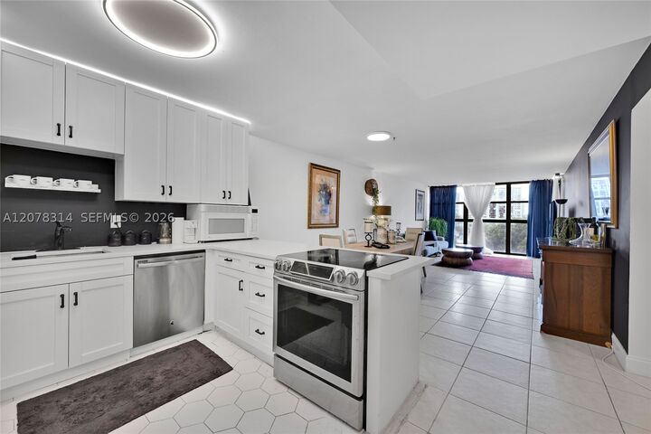 Property Photo: 400 Leslie Dr 605 FL 33009