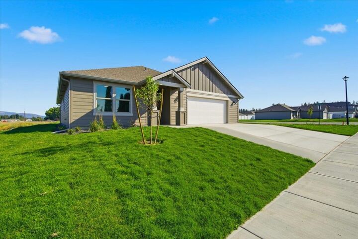 Property Photo: 36 W 12th St WA 99006
