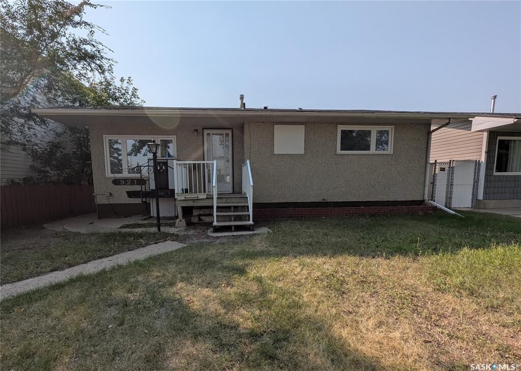 Property Photo: 921 Weldon Avenue SK S7M 2V5